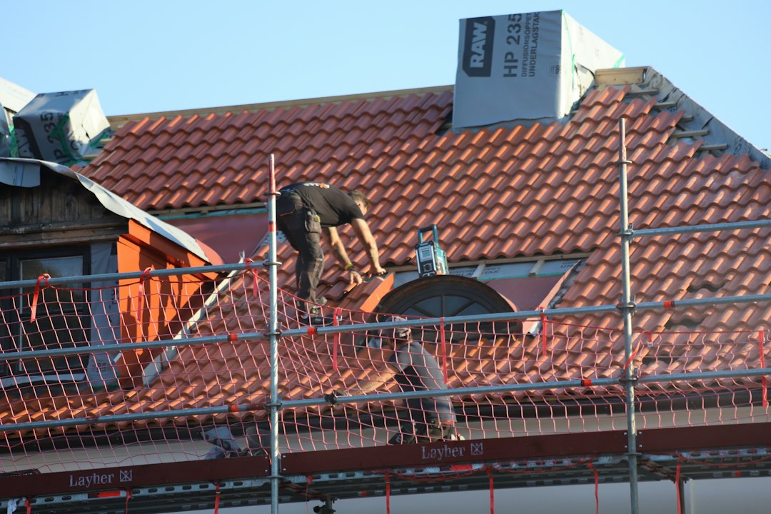 Couvreur professionnel sur chantier de toiture